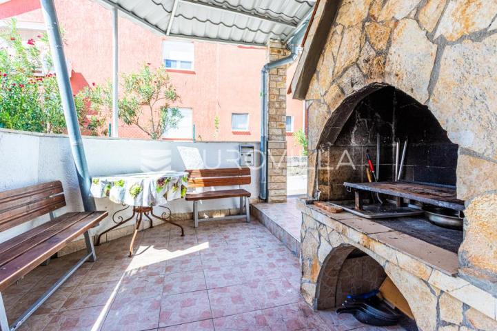 Vodice, apartmanska kuća u blizini mora