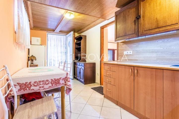 Vodice, apartmanska kuća u blizini mora