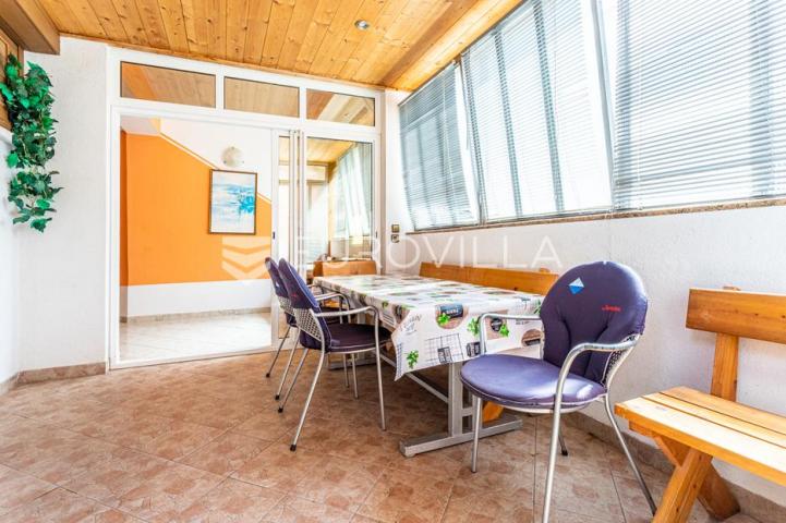 Vodice, apartmanska kuća u blizini mora