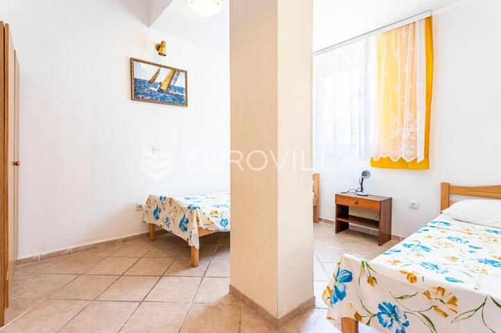 Vodice, apartmanska kuća u blizini mora