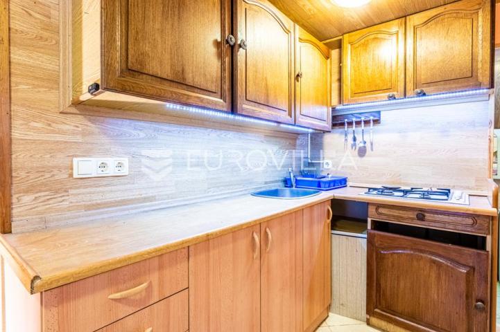 Vodice, apartmanska kuća u blizini mora