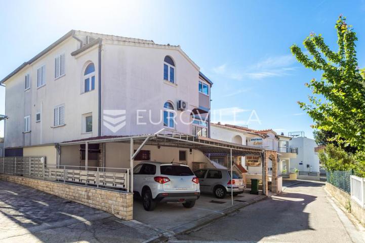 Vodice, apartmanska kuća u blizini mora