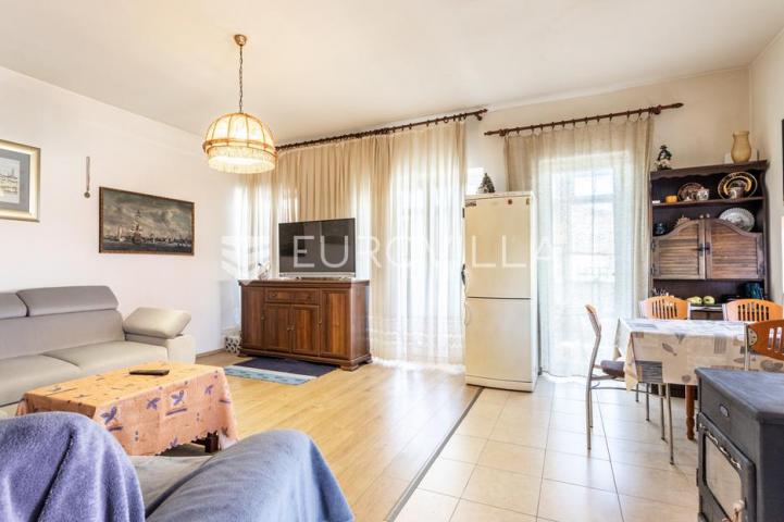 Vodice, apartmanska kuća u blizini mora