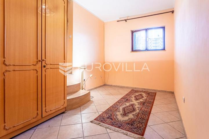 Vodice, apartmanska kuća u blizini mora
