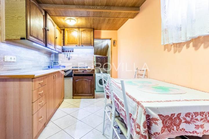 Vodice, apartmanska kuća u blizini mora