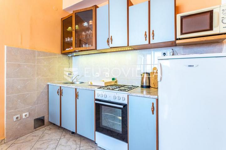 Vodice, apartmanska kuća u blizini mora