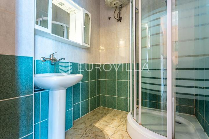 Vodice, apartmanska kuća u blizini mora