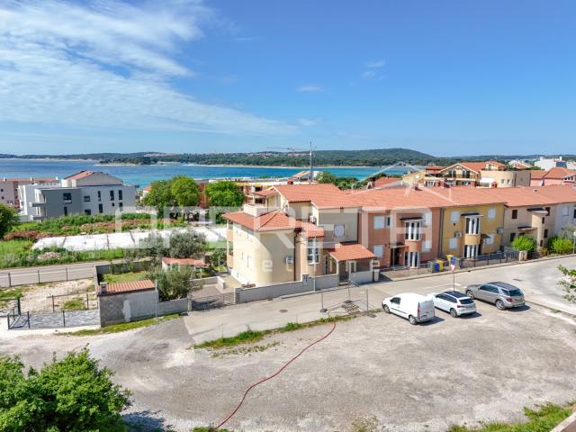 Stan s pogledom na more i galerijom – Medulin (300m od plaže, 95,92 m2)