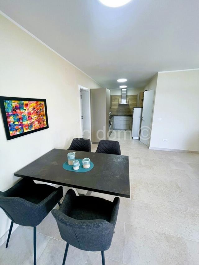 Trosoban penthouse stan s pogledom, prodaja, Tisno