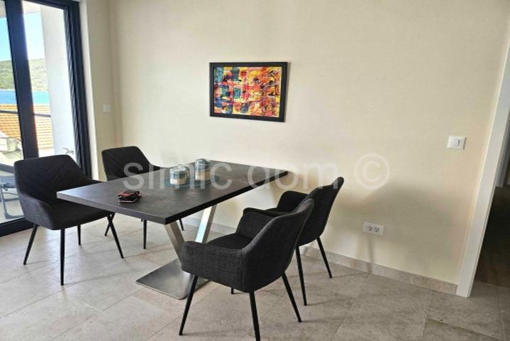 Trosoban penthouse stan s pogledom, prodaja, Tisno