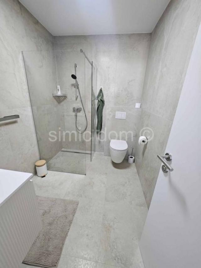 Trosoban penthouse stan s pogledom, prodaja, Tisno