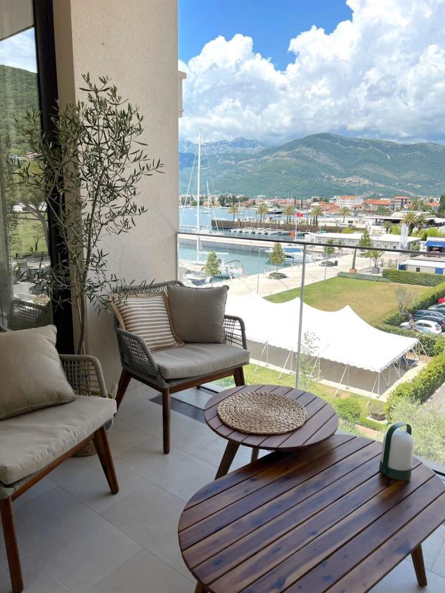 Luksuzan jednosoban apartman 80m² u prvoj liniji mora – Regent, Porto Montenegro, Tivat