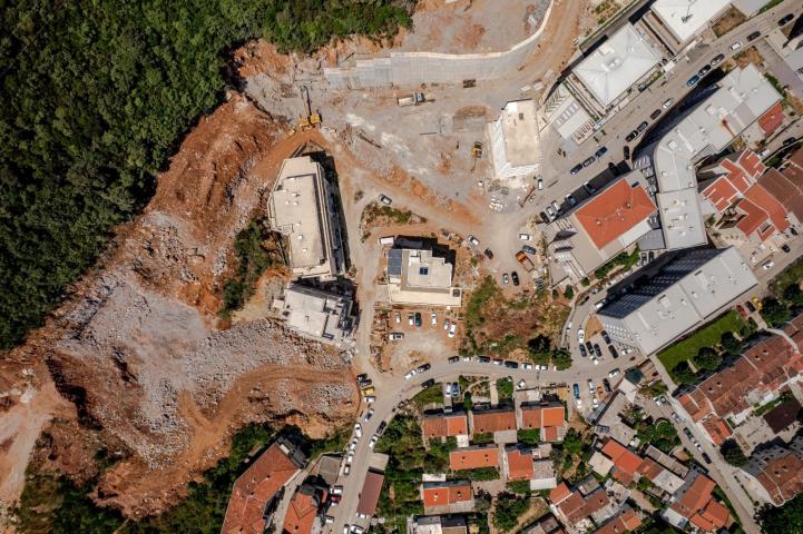 NOV JEDNOSOBAN STAN 46,19m² U NOVOM STAMBENOM KOMPLEKSU – DUBOVICA, BUDVA | MODERNI STANOVI SA BAZEN