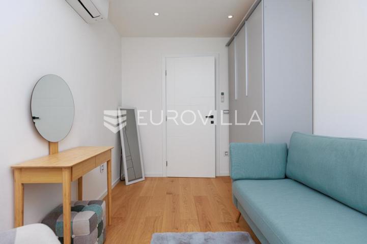 Rijeka, Kostrena, Paveki villa s 2 stana, pomoćnim objektom i bazenom 279 m²