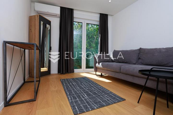 Rijeka, Kostrena, Paveki villa s 2 stana, pomoćnim objektom i bazenom 279 m²