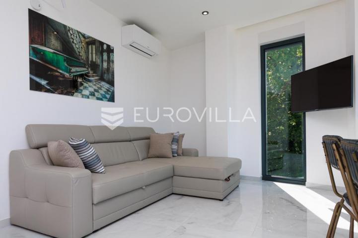 Rijeka, Kostrena, Paveki villa s 2 stana, pomoćnim objektom i bazenom 279 m²