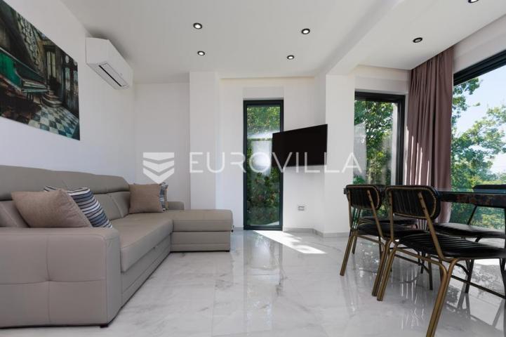Rijeka, Kostrena, Paveki villa s 2 stana, pomoćnim objektom i bazenom 279 m²