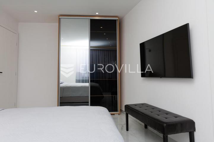 Rijeka, Kostrena, Paveki villa s 2 stana, pomoćnim objektom i bazenom 279 m²