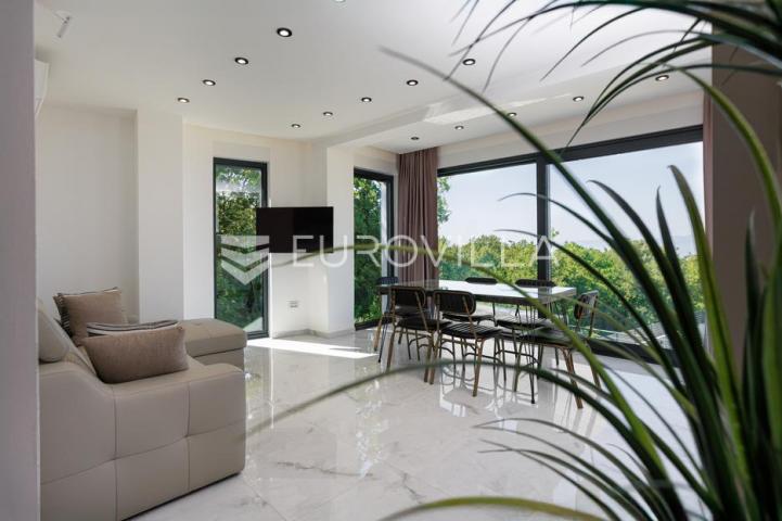 Rijeka, Kostrena, Paveki villa s 2 stana, pomoćnim objektom i bazenom 279 m²