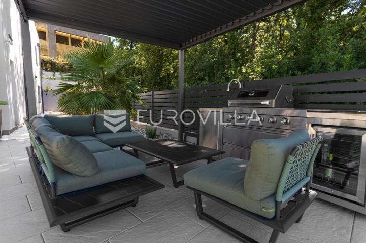 Rijeka, Kostrena, Paveki villa s 2 stana, pomoćnim objektom i bazenom 279 m²