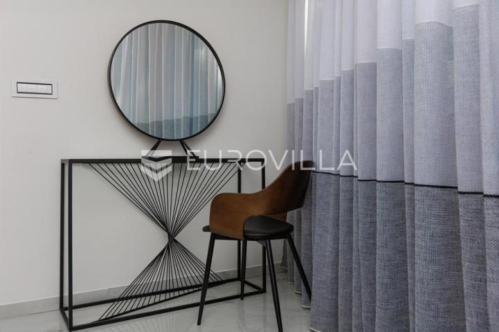 Rijeka, Kostrena, Paveki villa s 2 stana, pomoćnim objektom i bazenom 279 m²