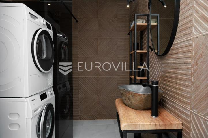 Rijeka, Kostrena, Paveki villa s 2 stana, pomoćnim objektom i bazenom 279 m²