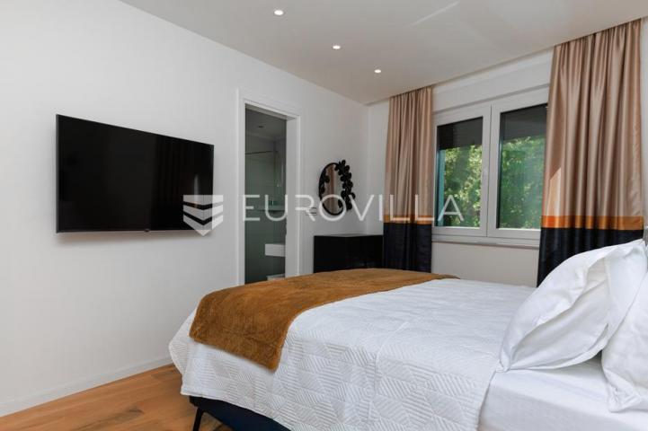 Rijeka, Kostrena, Paveki villa s 2 stana, pomoćnim objektom i bazenom 279 m²
