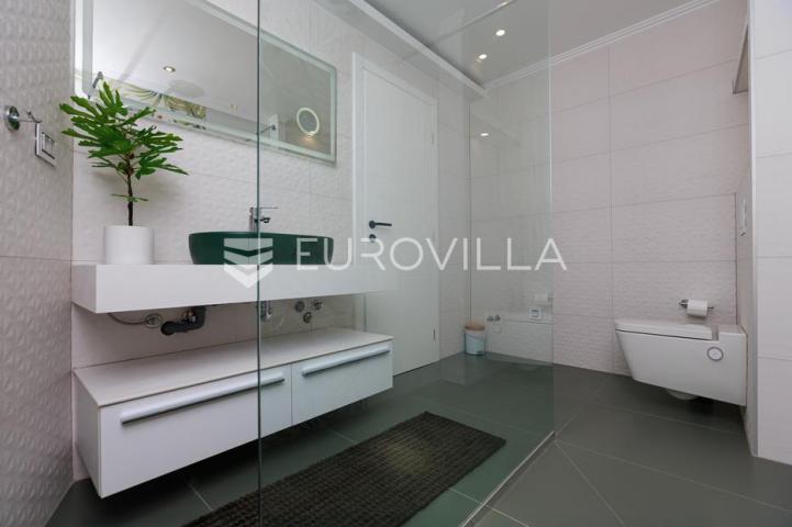 Rijeka, Kostrena, Paveki villa s 2 stana, pomoćnim objektom i bazenom 279 m²