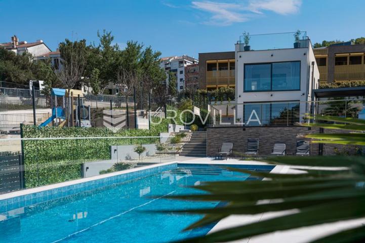 Rijeka, Kostrena, Paveki villa s 2 stana, pomoćnim objektom i bazenom 279 m²