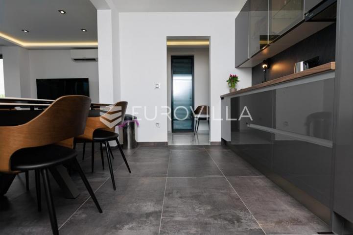 Rijeka, Kostrena, Paveki villa s 2 stana, pomoćnim objektom i bazenom 279 m²