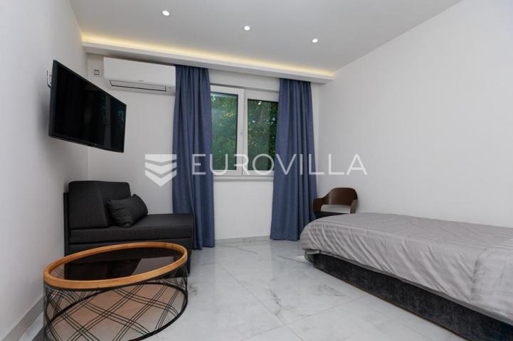 Rijeka, Kostrena, Paveki villa s 2 stana, pomoćnim objektom i bazenom 279 m²