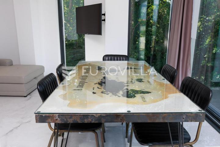 Rijeka, Kostrena, Paveki villa s 2 stana, pomoćnim objektom i bazenom 279 m²