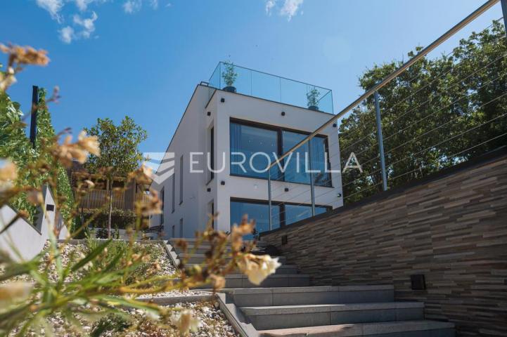 Rijeka, Kostrena, Paveki villa s 2 stana, pomoćnim objektom i bazenom 279 m²