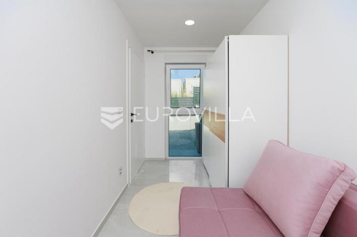 Rijeka, Kostrena, Paveki villa s 2 stana, pomoćnim objektom i bazenom 279 m²