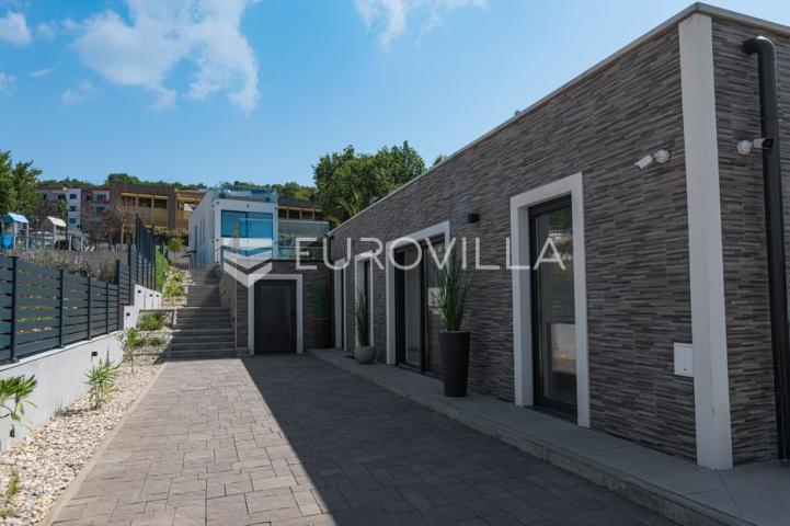 Rijeka, Kostrena, Paveki villa s 2 stana, pomoćnim objektom i bazenom 279 m²