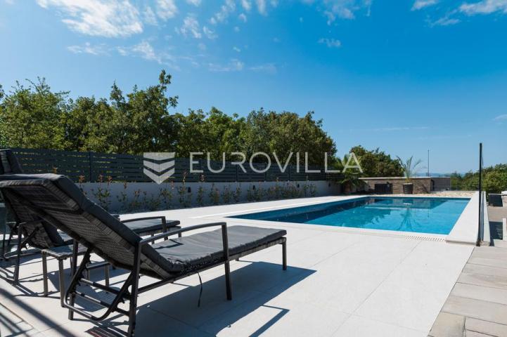 Rijeka, Kostrena, Paveki villa s 2 stana, pomoćnim objektom i bazenom 279 m²
