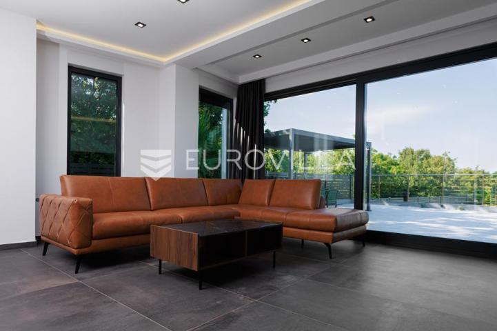Rijeka, Kostrena, Paveki villa s 2 stana, pomoćnim objektom i bazenom 279 m²