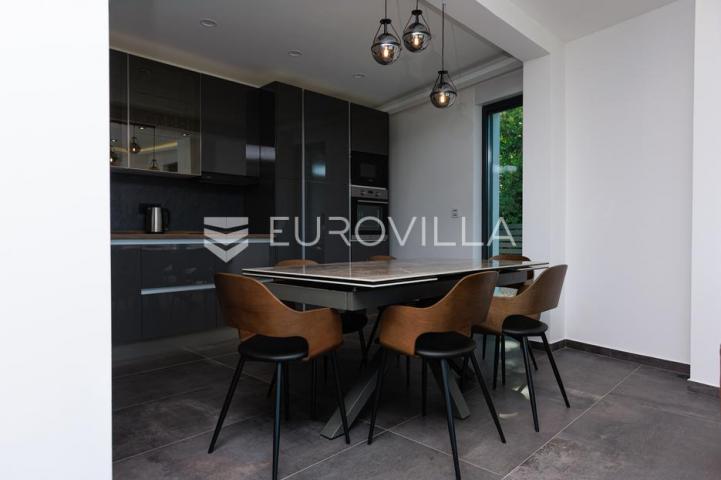 Rijeka, Kostrena, Paveki villa s 2 stana, pomoćnim objektom i bazenom 279 m²