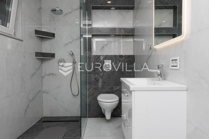 Rijeka, Kostrena, Paveki villa s 2 stana, pomoćnim objektom i bazenom 279 m²