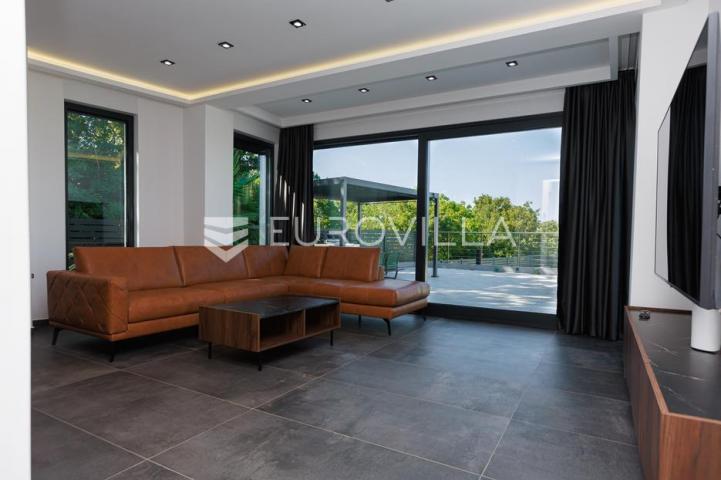 Rijeka, Kostrena, Paveki villa s 2 stana, pomoćnim objektom i bazenom 279 m²