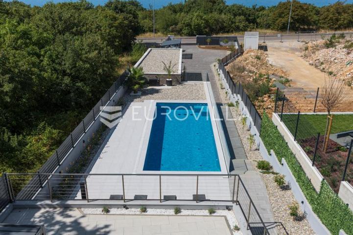Rijeka, Kostrena, Paveki villa s 2 stana, pomoćnim objektom i bazenom 279 m²