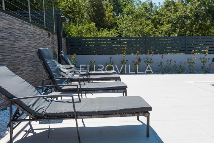 Rijeka, Kostrena, Paveki villa s 2 stana, pomoćnim objektom i bazenom 279 m²