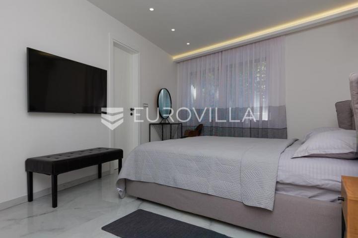 Rijeka, Kostrena, Paveki villa s 2 stana, pomoćnim objektom i bazenom 279 m²