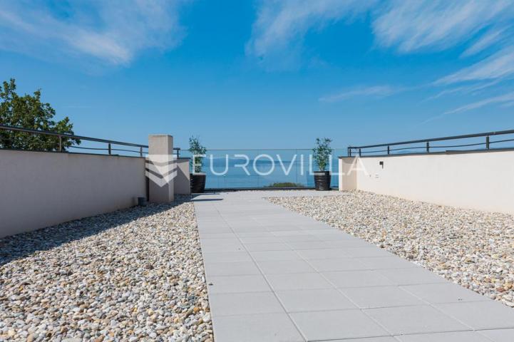 Rijeka, Kostrena, Paveki villa s 2 stana, pomoćnim objektom i bazenom 279 m²