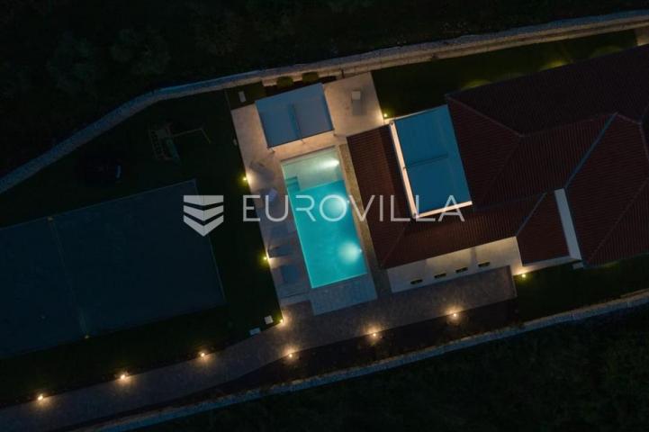 Barban, jedinstvena samostojeća pasivna kuća 320 M2 na velikoj okućnici