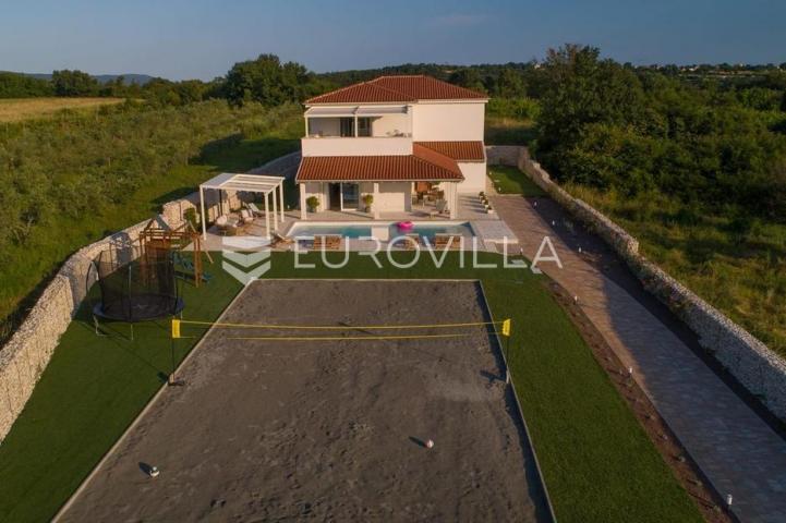 Barban, jedinstvena samostojeća pasivna kuća 320 M2 na velikoj okućnici