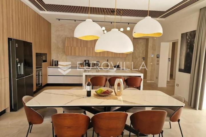 Barban, jedinstvena samostojeća pasivna kuća 320 M2 na velikoj okućnici