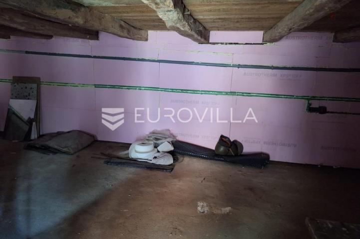 Ogulin, kuća 180 m², centar grada, renovirano