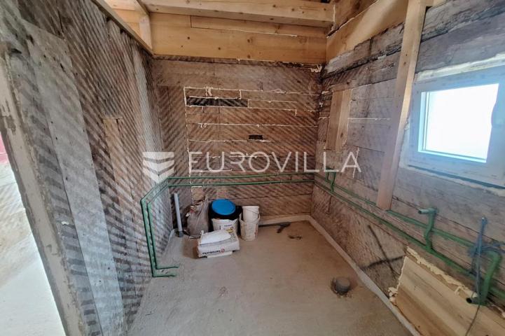 Ogulin, kuća 180 m², centar grada, renovirano