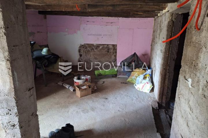 Ogulin, kuća 180 m², centar grada, renovirano